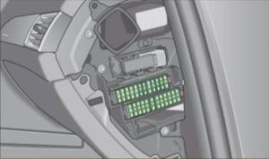 Audi A6 C6 - Schemat skrzynki bezpieczników - strona pasażera na desce rozdzielczej