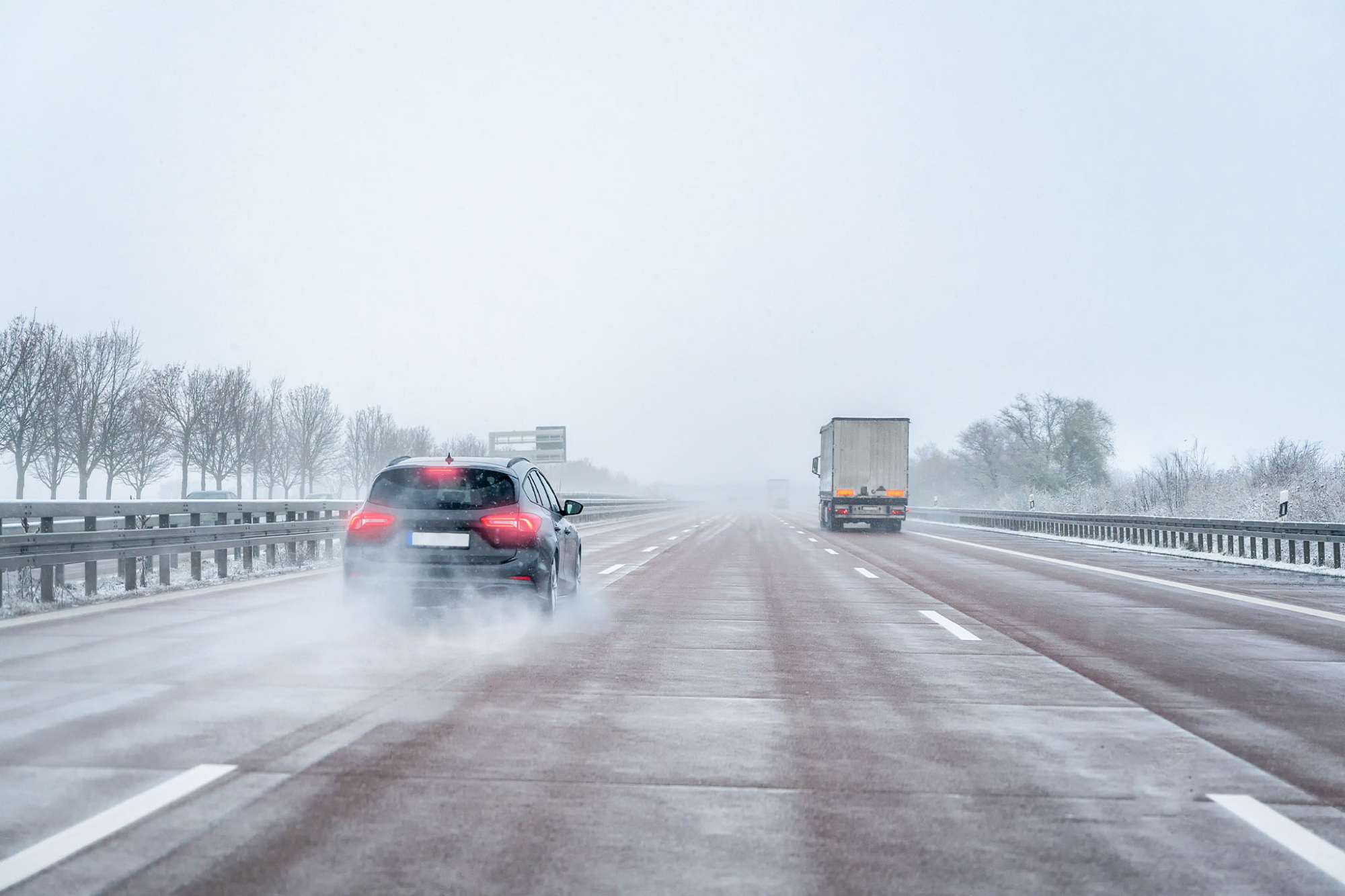 Samochody jadą po autostradzie zimą