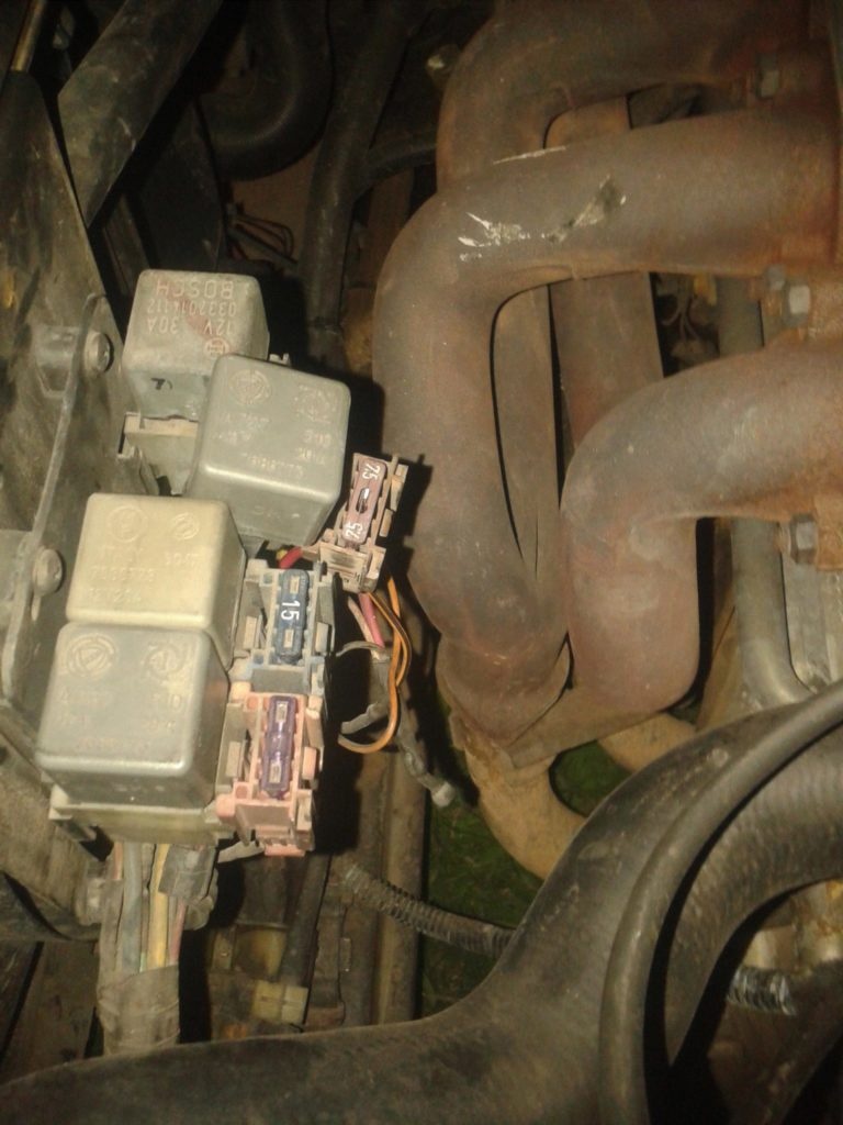 Zdjęcie bloku bezpieczników pod maską Alfa Romeo 164