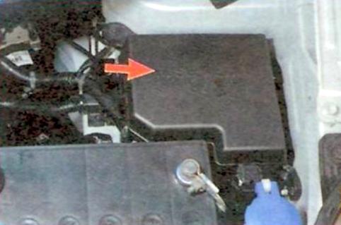 Zdjęcie głównej skrzynki bezpieczników pod maską Hyundai Matrix